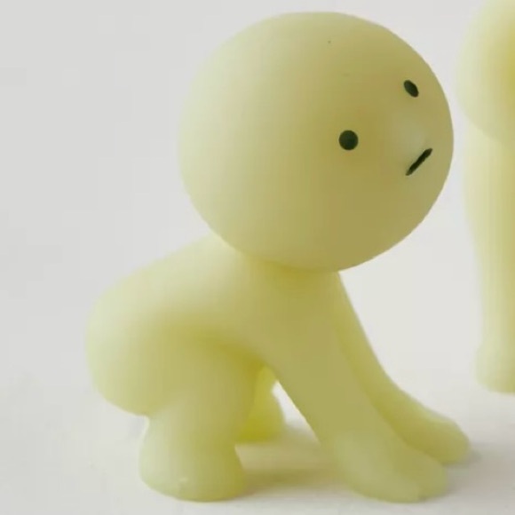 Smiski Lifting- Living Series Glow in the Dark Figure - Picture 1 of 7